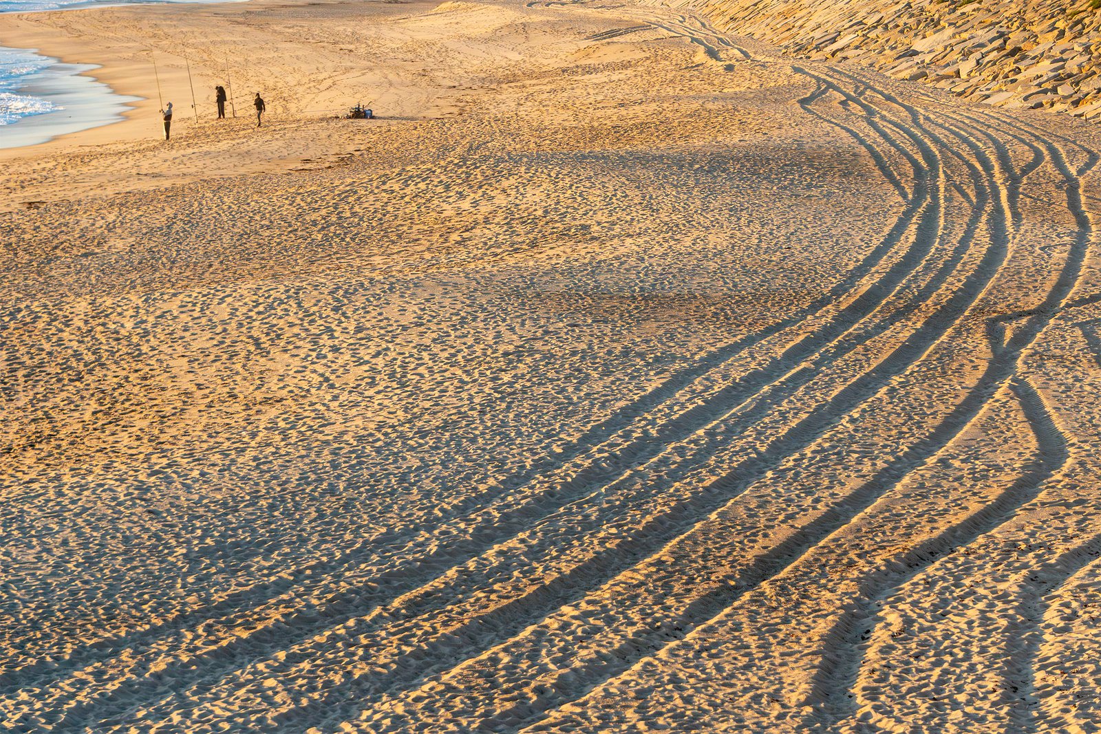 Hero Mindelo Dune with tracks and anglers, Mindelo, golden hour