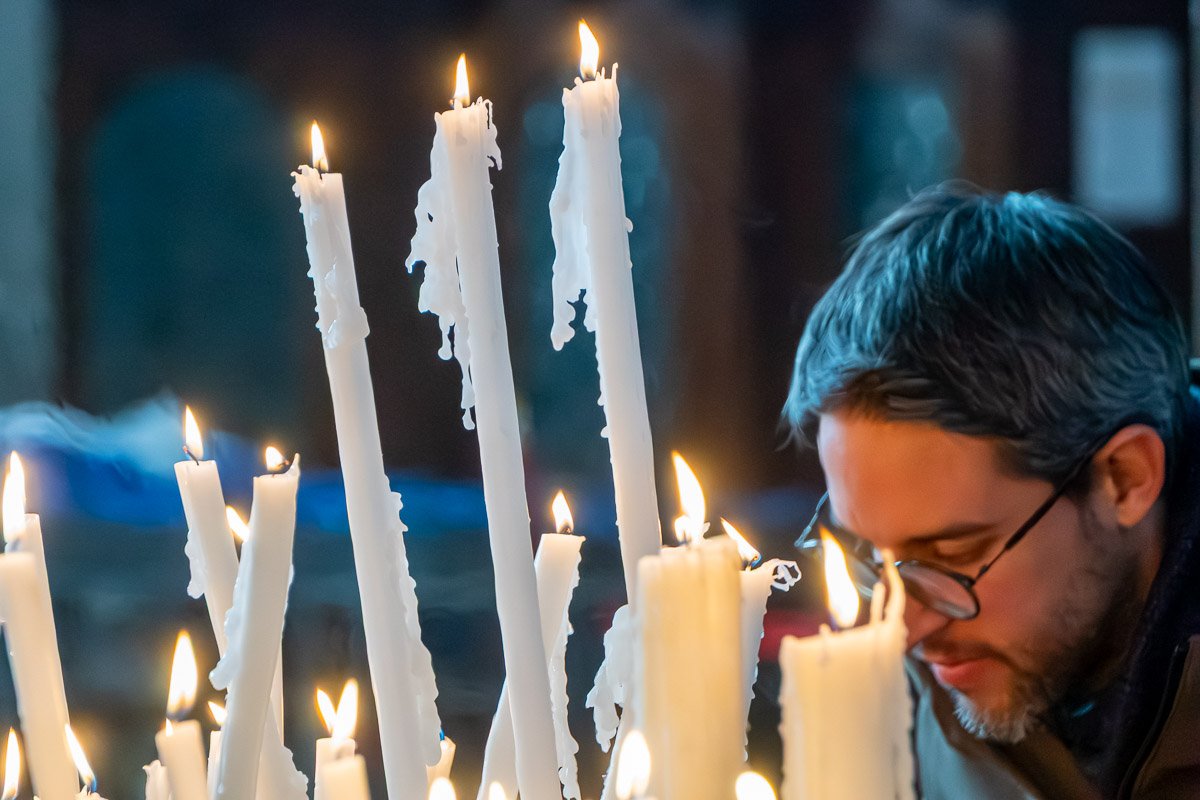 Housesit Europe_2 Man against the light of candles