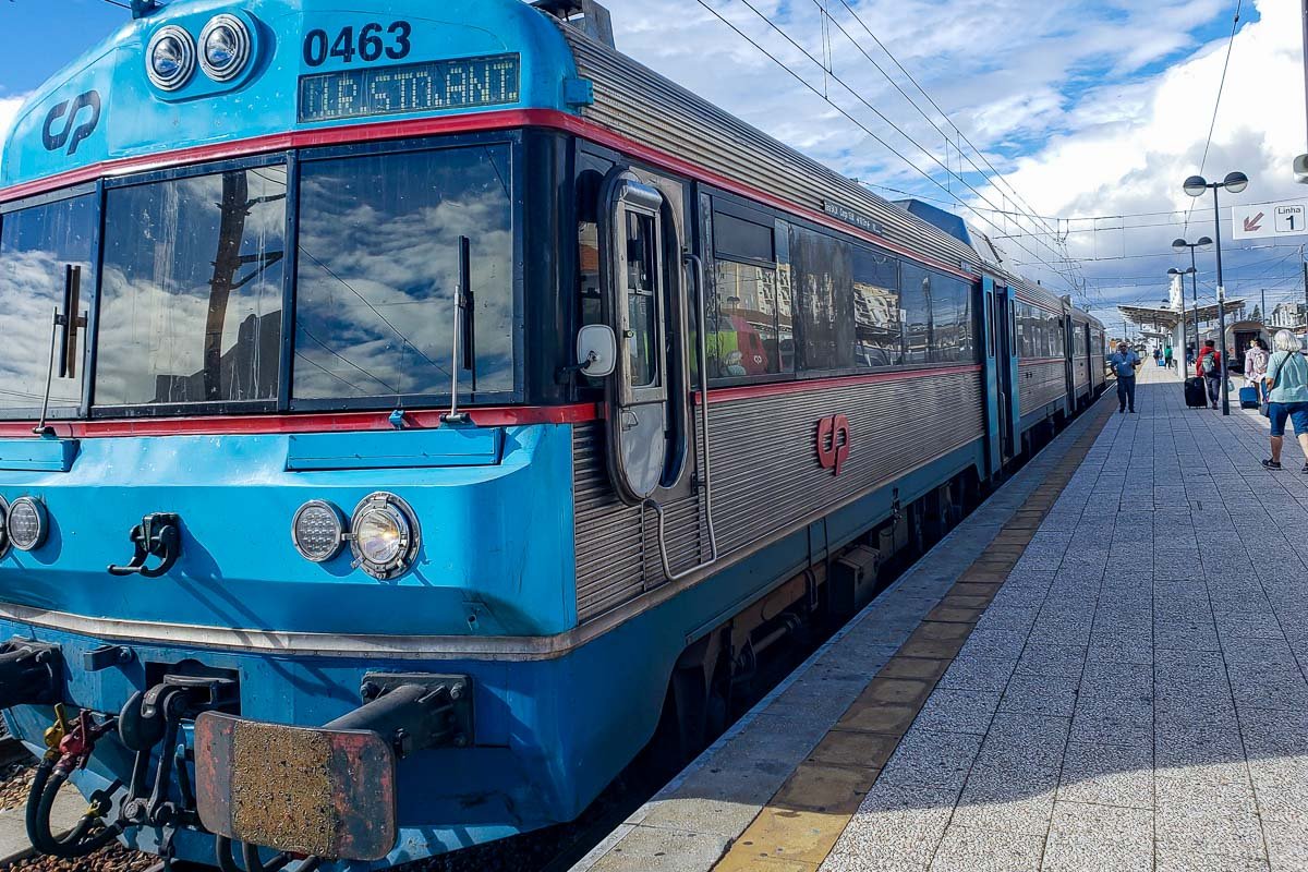 Tavira_5 Blue commuter train at platform, number 0463, Tavira