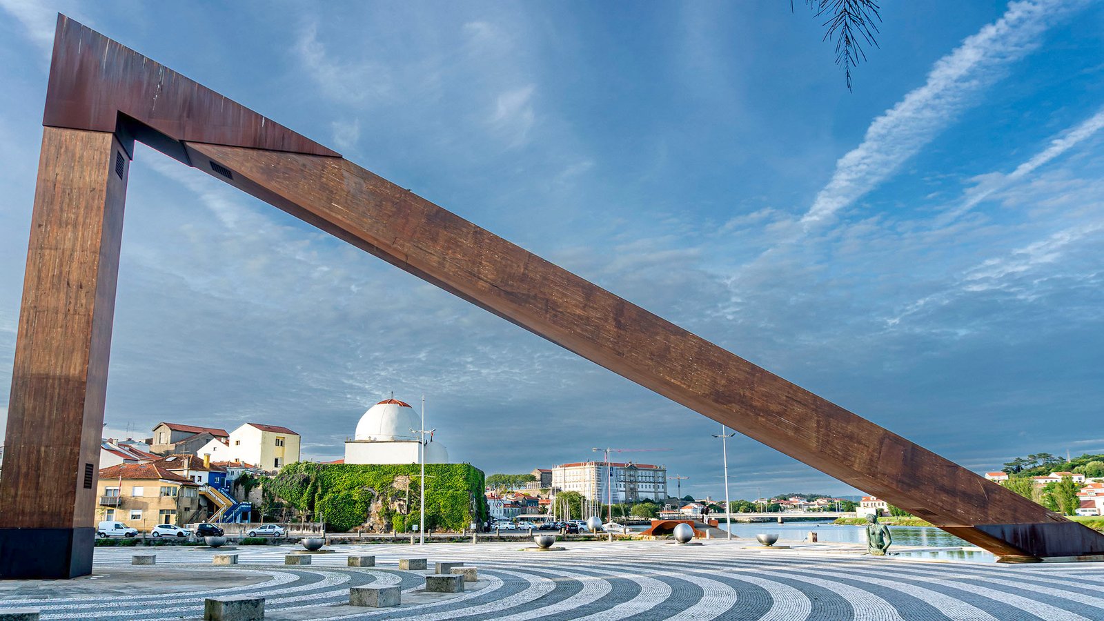 ViladoConde_Hero Famous sculture monument in plaza, daylight, Vila do Conde