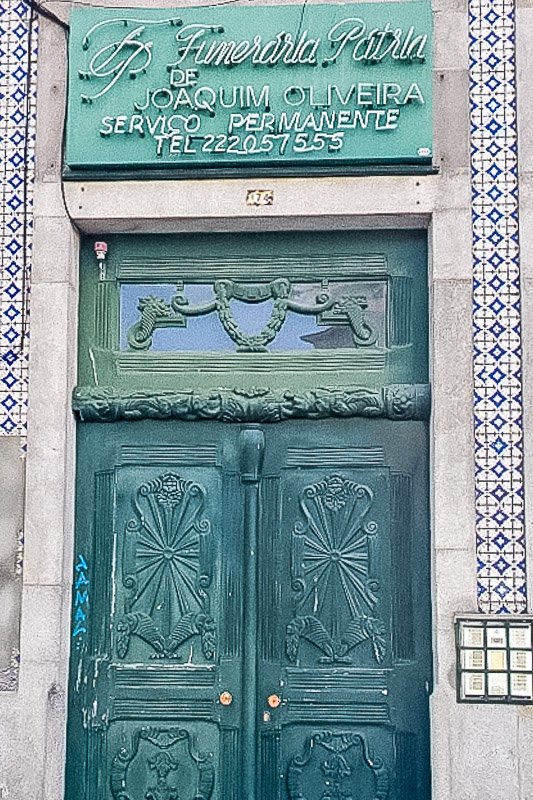 door windows_7 Funeral door in Porto